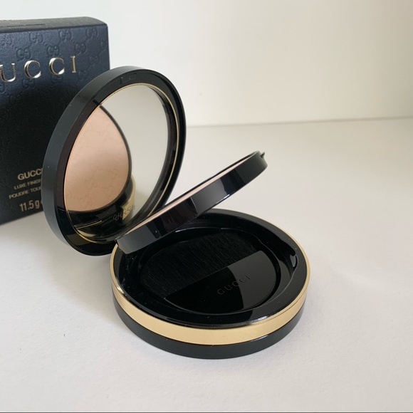 Hold Gucci luxe monogram finishing powder and brush - Picture 10 of 16